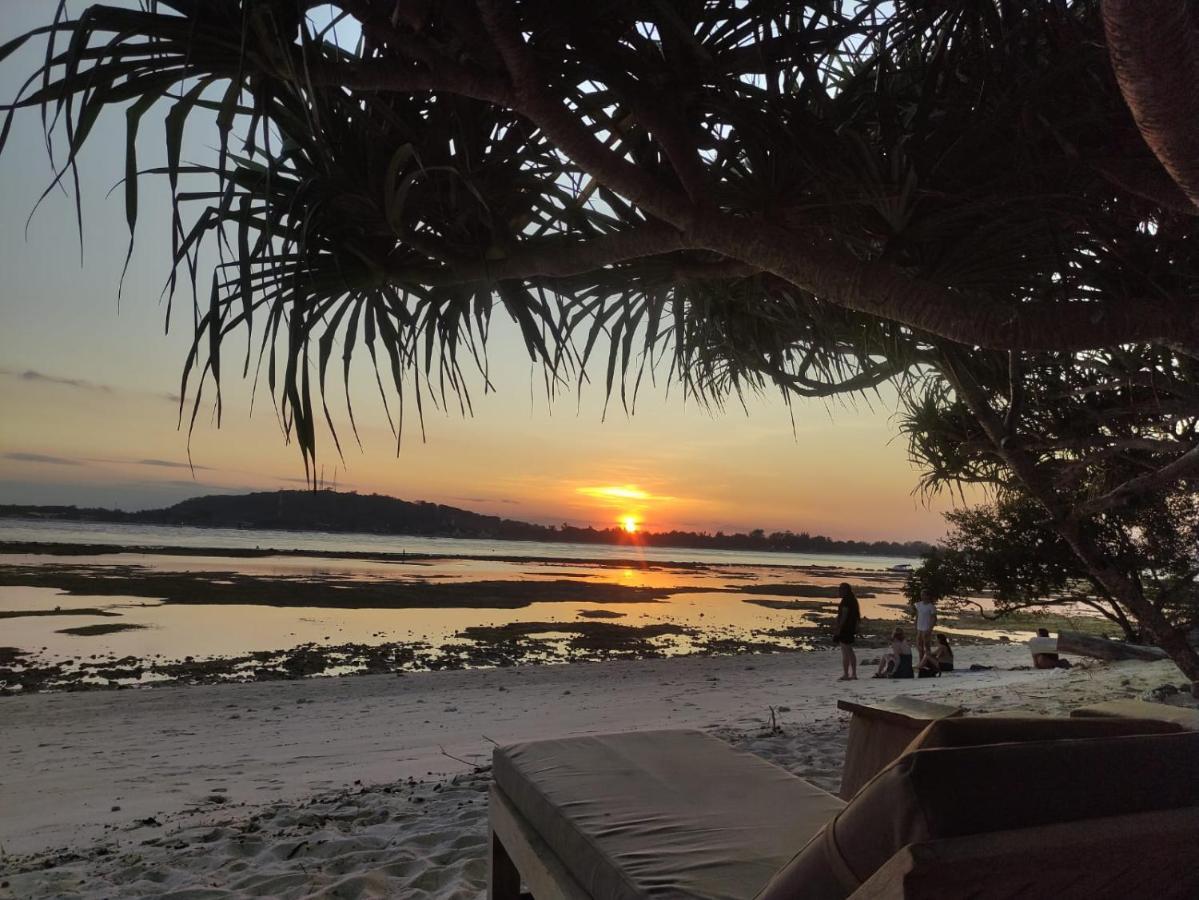 Bungalow Cafe Gili Beachfront 吉利美诺 外观 照片
